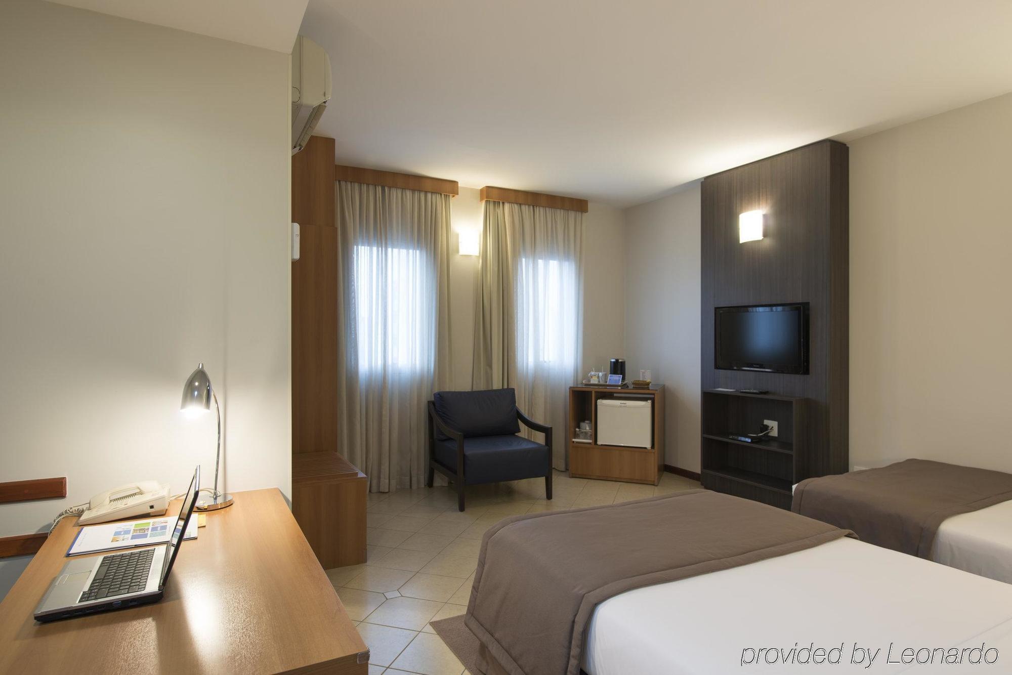 Holiday Inn Express Avenida Sumare San Paolo Esterno foto